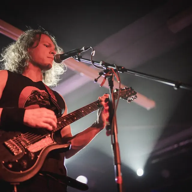 Markus mit Gitarre am Mikrofon, Raue Nacht im November 2025