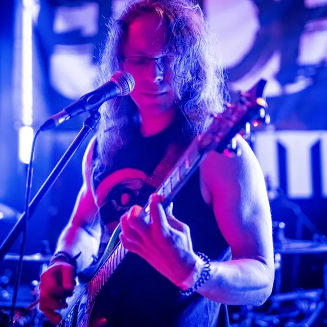 Markus singt und spielt Gitarre, Raue Nacht Dresden im Juni 2024